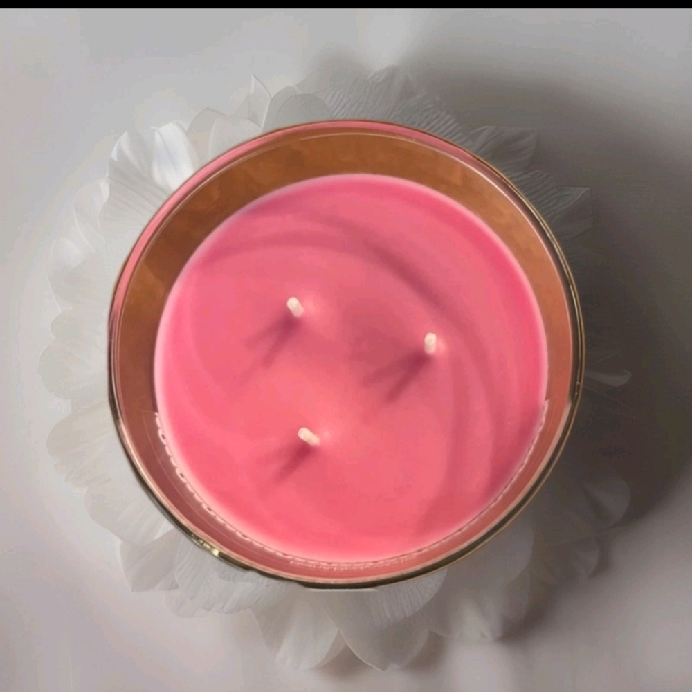 Bath & Body Works 'Tis The Season Candle Limited Edition 3 Wick NIB - Picture 2 of 3